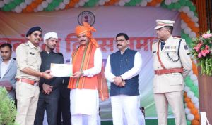 स्वास्थ्य मंत्री श्याम बिहारी जायसवाल ने बलौदाबाजार में फहराया तिरंगा स्वास्थ्य मंत्री श्याम बिहारी जायसवाल ने बलौदाबाजार में फहराया तिरंगा