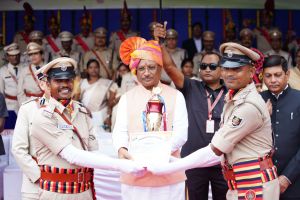 मुख्यमंत्री ने आकर्षक मार्च पास्ट के लिए केन्द्रीय औद्योगिक सुरक्षा बल को प्रथम पुरस्कार प्रदान किया मुख्यमंत्री ने आकर्षक मार्च पास्ट के लिए केन्द्रीय औद्योगिक सुरक्षा बल को प्रथम पुरस्कार प्रदान किया