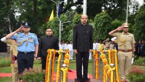 राज्यपाल श्री डेका ने राजभवन में किया ध्वजारोहण राज्यपाल श्री डेका ने राजभवन में किया ध्वजारोहण