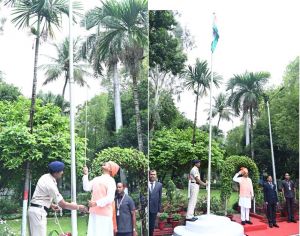 मुख्यमंत्री विष्णु देव साय ने स्वतंत्रता दिवस पर अपने निवास में किया ध्वजारोहण मुख्यमंत्री विष्णु देव साय ने स्वतंत्रता दिवस पर अपने निवास में किया ध्वजारोहण