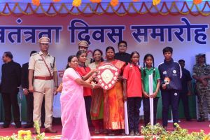 कोण्डागांव जिले में उमंग और हर्षाेल्लास के साथ मनाया गया स्वतंत्रता दिवस समारोह कोण्डागांव जिले में उमंग और हर्षाेल्लास के साथ मनाया गया स्वतंत्रता दिवस समारोह