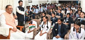 हवाई यात्रा कर रायपुर पहुंचे बीजापुर के मेधावी विद्यार्थियों में आसमान छूने का हौसला हवाई यात्रा कर रायपुर पहुंचे बीजापुर के मेधावी विद्यार्थियों में आसमान छूने का हौसला