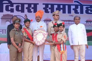 सांसद देवेन्द्र प्रताप सिंह ने किया ध्वजारोहण और ली परेड की सलामी सांसद देवेन्द्र प्रताप सिंह ने किया ध्वजारोहण और ली परेड की सलामी