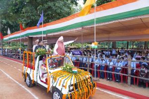  स्वतंत्रता दिवस पर सांसद बृजमोहन अग्रवाल ने किया ध्वजारोहण, ली परेड की सलामी 