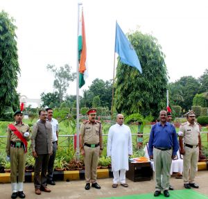  स्वतंत्रता दिवस पर कुलपति डॉ. चंदेल ने तिरंगा फहराया और परेड की सलामी ली