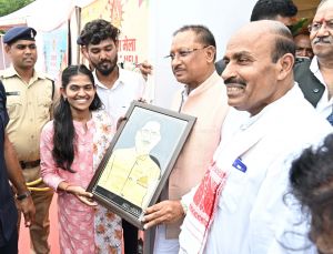  दिव्य कला मेला में मुख्यमंत्री श्री साय को पैरा शिल्प से निर्मित पोर्ट्रेट भेंट की गई