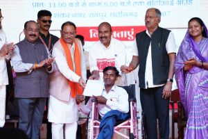  दिव्य कला मेले में दिव्यांगजनों को सहायक उपकरण एवं ऋण स्वीकृति पत्र किए गए वितरित