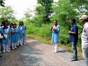  *राष्&zwj;ट्रीय मधुमक्&zwj;खी दिवस :: जंगल सफारी में विद्यार्थियों  ने किया भ्रमण *