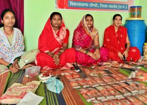 रक्षाबंधन के पर्व पर आकर्षक राखियाॅ बना रही है कुमुड़कट्टा की महिलाएं रक्षाबंधन के पर्व पर आकर्षक राखियाॅ बना रही है कुमुड़कट्टा की महिलाएं