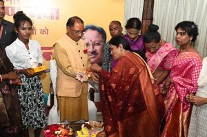 भारत में पहली बार ट्रांसजेंडरो ने मुख्यमंत्री को बांधी राखी भारत में पहली बार ट्रांसजेंडरो ने मुख्यमंत्री को बांधी राखी