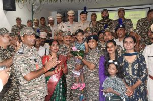 बीजापुर में बहनों ने रक्षाबंधन पर सुरक्षाबलों को बांधी राखी, भावुक हुए जवान बीजापुर में बहनों ने रक्षाबंधन पर सुरक्षाबलों को बांधी राखी, भावुक हुए जवान