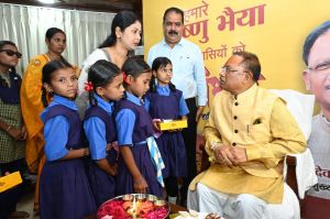  मुख्यमंत्री की कलाई पर अभ्यास स्कूल की छात्राओं ने सजाई खुद की बनाई राखी