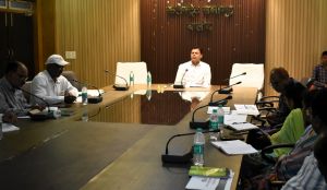  कलेक्टर ने पशुधन विकास विभाग और मछली पालन विभाग के विभागीय कार्यों की समीक्षा की