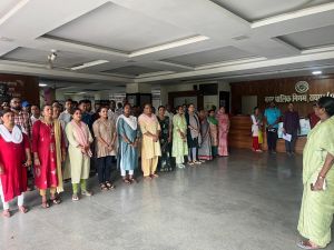  रायपुर निगम  के अधिकारी, कर्मचारीगण प्रतिदिन कार्य का प्रारंभ सामूहिक राष्ट्रगान  से करते हैं