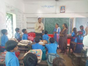  सैकड़ों स्कूलों और ग्रामीण अस्पतालों का राजस्व अधिकारियों ने किया औचक निरीक्षण