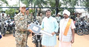 वन मंत्री  केदार कश्यप ने किया डीआरजी के जवानों को बाइक वितरण
