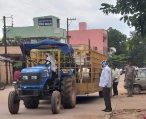 भिलाई निगम क्षेत्र में जानवरों को पकड़कर गोठान में छोड़ने का कार्य किया गया भिलाई निगम क्षेत्र में जानवरों को पकड़कर गोठान में छोड़ने का कार्य किया गया