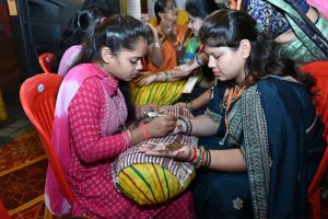  मुख्यमंत्री निवास पहुंची बहनें लगवाईं मेहंदी, पहनीं चूड़ियां