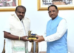 मुख्यमंत्री विष्णु देव साय से केंद्रीय इस्पात एवं भारी उद्योग मंत्री एच.डी. कुमार स्वामी ने सौजन्य मुलाकात की मुख्यमंत्री विष्णु देव साय से केंद्रीय इस्पात एवं भारी उद्योग मंत्री एच.डी. कुमार स्वामी ने सौजन्य मुलाकात की