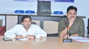 मतदाता पुनरीक्षण : बीएलओ घर-घर जाकर कर रहे हैं सर्वे मतदाता पुनरीक्षण : बीएलओ घर-घर जाकर कर रहे हैं सर्वे