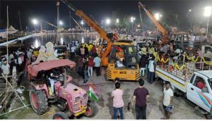 महादेवघाट के समीप विसर्जन कुण्ड में श्रीगणेश प्रतिमाओं का विसर्जन जारी महादेवघाट के समीप विसर्जन कुण्ड में श्रीगणेश प्रतिमाओं का विसर्जन जारी