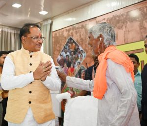 मुख्यमंत्री के निर्देश पर नीलकंठ बिसाल को तत्काल मिला श्रवण यंत्र मुख्यमंत्री के निर्देश पर नीलकंठ बिसाल को तत्काल मिला श्रवण यंत्र