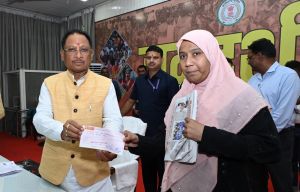  मुख्यमंत्री ने जनदर्शन में अंजुम को दी 20 हजार रुपए की आर्थिक सहायता