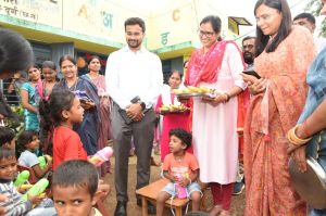  कलेक्टर ने आंगनबाड़ी केन्द्र में मनाये जा रहे वजन त्यौहार का किया निरीक्षण