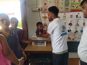  पोषण और स्वच्छता के प्रति जागरूकता लाने घर-घर पहुँच रहे युवोदय स्वयंसेवक