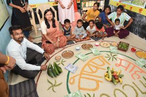  कलेक्टर ने आंगनबाड़ी केन्द्र में मनाये जा रहे वजन त्यौहार का किया निरीक्षण