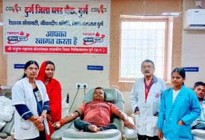 डॉक्टर और दिव्यांग ने रक्तदान कर मानवता का फर्ज किया अदा