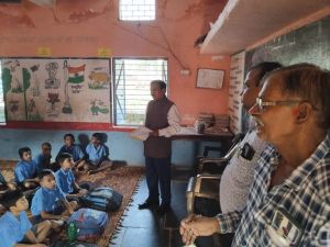 संभागायुक्त ने स्कूल, अस्पताल और राशन दुकान का किया निरीक्षण