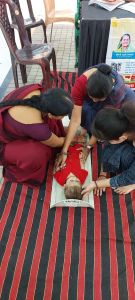 अंबुजा माल में बच्चों के पोषण स्तर को जांचने के लिए वजन, लंबाई और उंचाई की गई माप