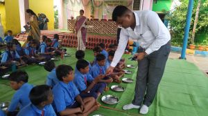 एसडीएम आशुतोष देवांगन ने नाना के याद में किया स्कूल में न्यौता भोज का आयोजन एसडीएम आशुतोष देवांगन ने नाना के याद में किया स्कूल में न्यौता भोज का आयोजन