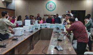 प्रधानमंत्री आवास योजना में लापरवाही नहीं की जाएगी बर्दाश्त: कलेक्टर डाॅ. गौरव सिंह प्रधानमंत्री आवास योजना में लापरवाही नहीं की जाएगी बर्दाश्त: कलेक्टर डाॅ. गौरव सिंह