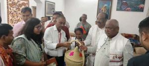  केन्द्रीय मंत्री  जुएल उरांव को विशेष पिछड़ी जनजाति लखपति दीदी मनकुंवारी बाई ने समूह द्वारा तैयार सामग्री की टोकरी की भेंट  