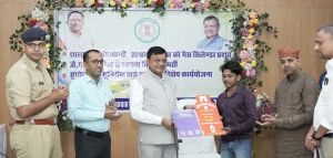 कैबिनेट मंत्री लखन लाल देवांगन ने वृद्धजनों को किया सम्मानित