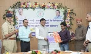 कैबिनेट मंत्री देवांगन ने स्कूल, आंगनबाड़ी में खाना पकाने के लिए गैस सिलेण्डर का किया वितरण