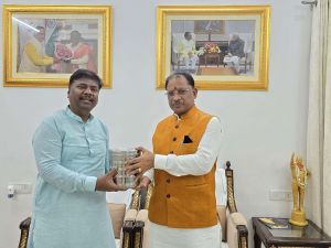  मुख्यमंत्री को वनमंत्री ने अबूझमाड़ का शुद्ध देशी घी भेंट किया