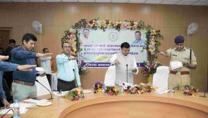  मंत्री लखन लाल देवांगन ने कलेक्ट्रेट में अधिकारियों-कर्मचारियों को दिलाई स्वच्छता की शपथ