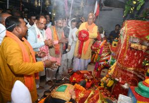  मुख्यमंत्री  विष्णु देव साय ने की अंगार मोती दाई की पूजा-अर्चना 