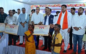 उप मुख्यमंत्री साव ने आवास मेला में हितग्राहियों को सौंपी नवनिर्मित आवास की चाबी उप मुख्यमंत्री साव ने आवास मेला में हितग्राहियों को सौंपी नवनिर्मित आवास की चाबी