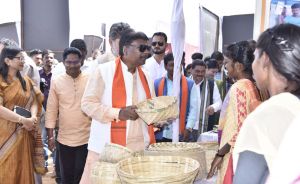  बस्तर की सांस्कृतिक विरासत को अक्षुण रखकर भावी पीढ़ी को सौपना है : मंत्री केदार कश्यप