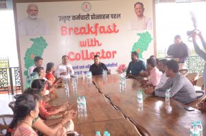 ब्रेकफास्ट विथ कलेक्टर: मुख्य सचिव अमिताभ जैन ने मैदानी स्तर के कर्मचारियों को किया प्रोत्साहित