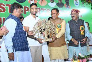  मुख्यमंत्री ने भारतीय T20 क्रिकेट टीम के कप्तान सूर्य कुमार यादव का किया सम्मान