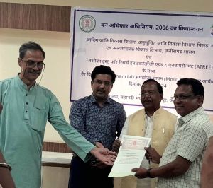  वन अधिकार अधिनियम के बेहतर क्रियान्वयन हेतु आदिम जाति विकास विभाग और एनजीओ एटीआरईई के मध्य एम.ओ.यू.