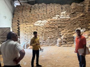 खाद्य विभाग ने राइस मिलर पर की जांच, धान एवं चावल जब्त खाद्य विभाग ने राइस मिलर पर की जांच, धान एवं चावल जब्त