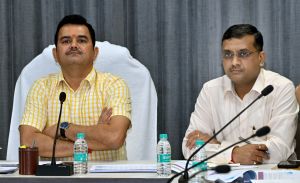 शासन की योजनाओं को समाज के अंतिम व्यक्ति तक पहुंचाने में जनसंपर्क विभाग के अधिकारियों की भूमिका महत्वपूर्ण पी. दयानंद शासन की योजनाओं को समाज के अंतिम व्यक्ति तक पहुंचाने में जनसंपर्क विभाग के अधिकारियों की भूमिका महत्वपूर्ण पी. दयानंद