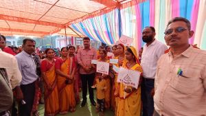 बेलतरा विधायक सुशांत शुक्ला ने समूह की दीदियों को दिया लाभांश का चेक* बेलतरा विधायक सुशांत शुक्ला ने समूह की दीदियों को दिया लाभांश का चेक*