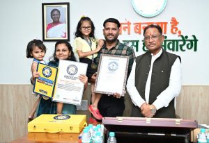 नन्ही रिकॉर्ड होल्डर बेटियों को मुख्यमंत्री ने दिया आशीर्वाद नन्ही रिकॉर्ड होल्डर बेटियों को मुख्यमंत्री ने दिया आशीर्वाद